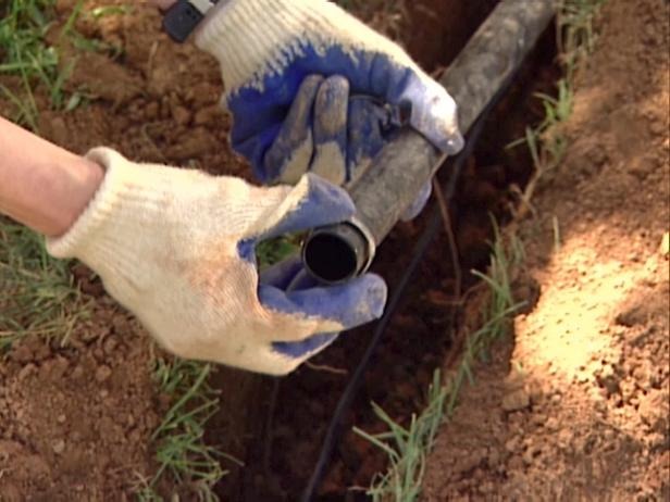Pushing the coupling manually onto the pipe